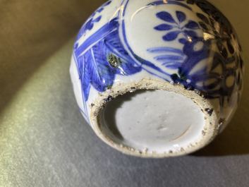 Een Chinese blauw-witte kalebasvaas met floraal decor, Wanli